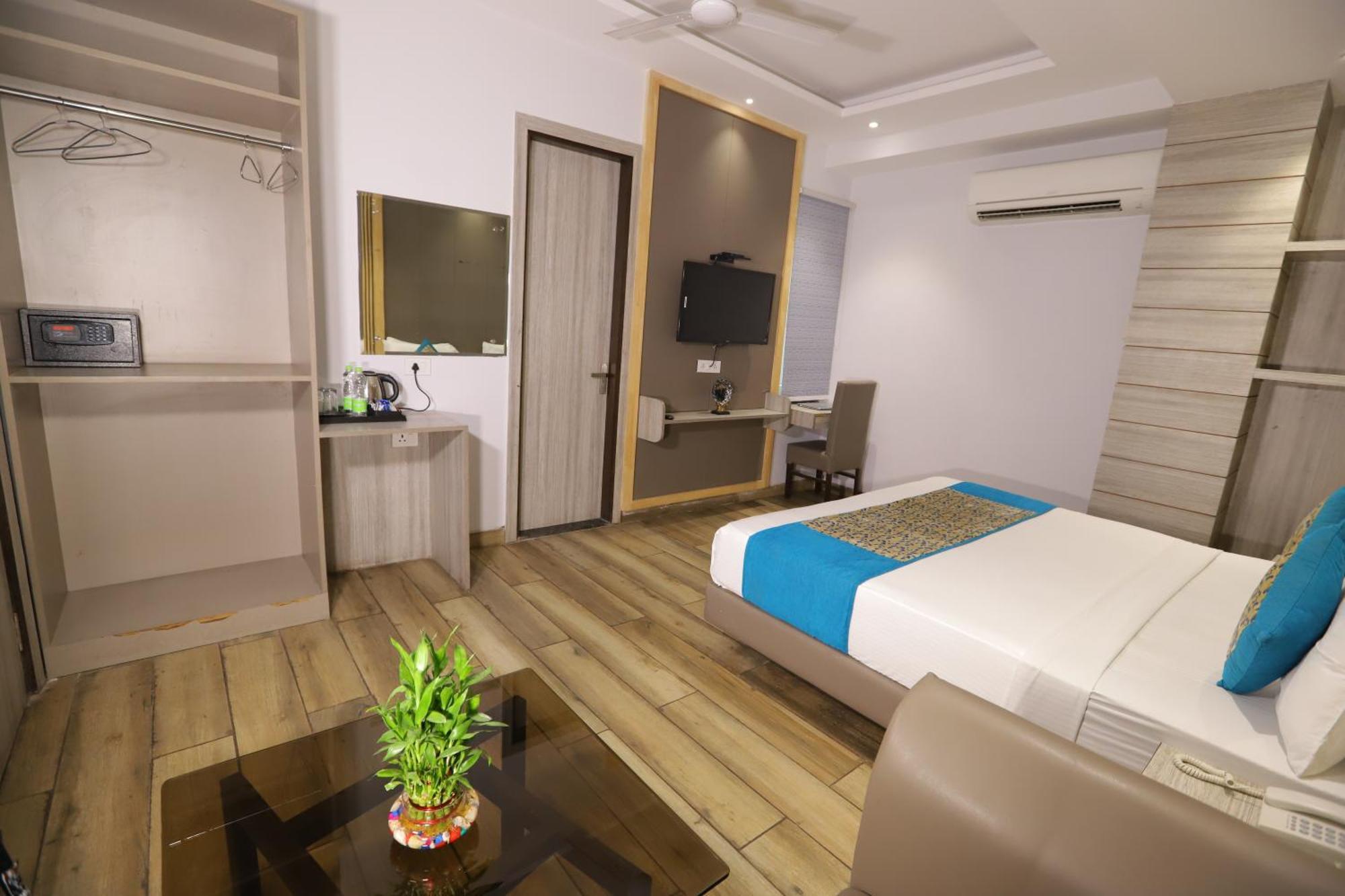 Hotel Kelvish Free Airport Pickup Нью-Дели Экстерьер фото