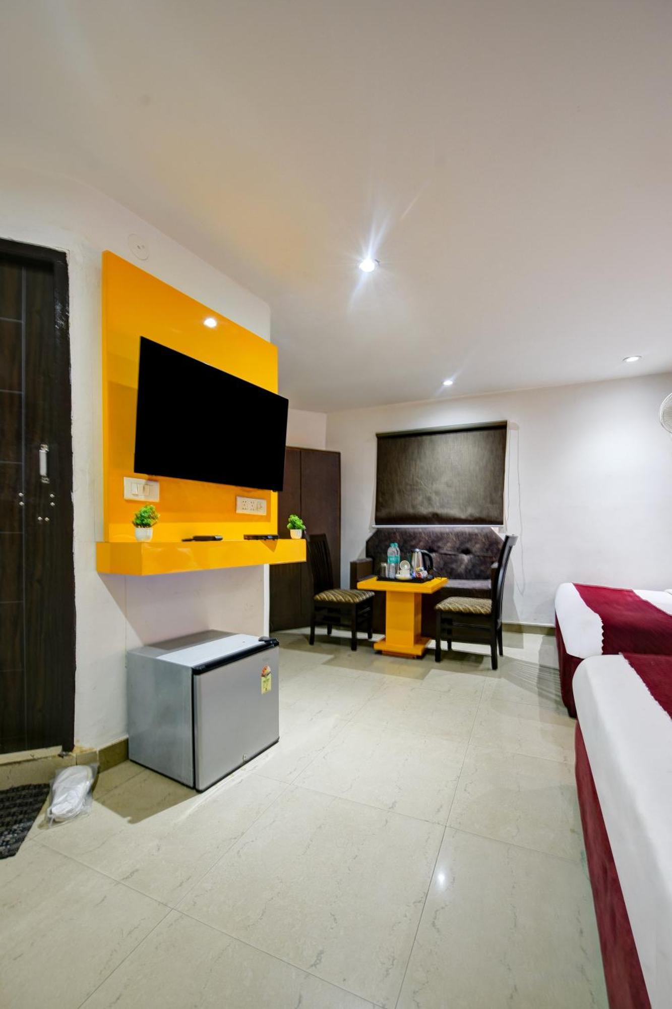 Hotel Kelvish Free Airport Pickup Нью-Дели Экстерьер фото