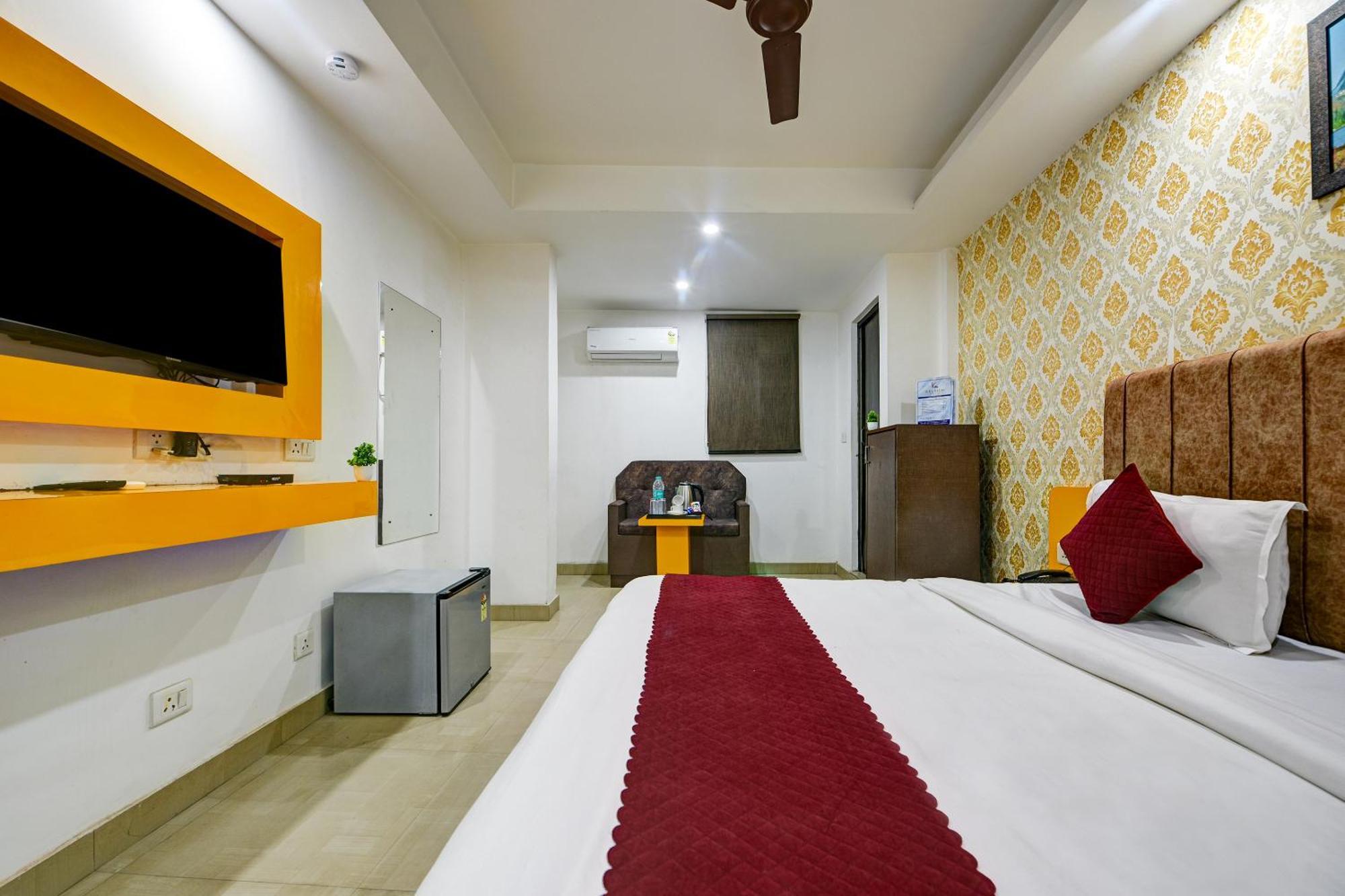 Hotel Kelvish Free Airport Pickup Нью-Дели Экстерьер фото