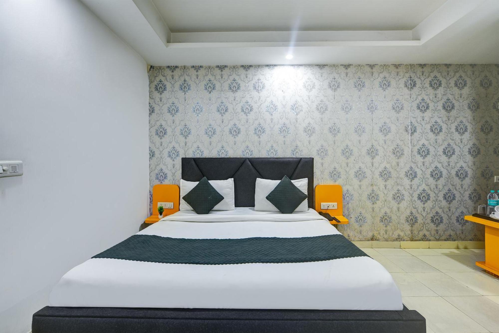 Hotel Kelvish Free Airport Pickup Нью-Дели Экстерьер фото